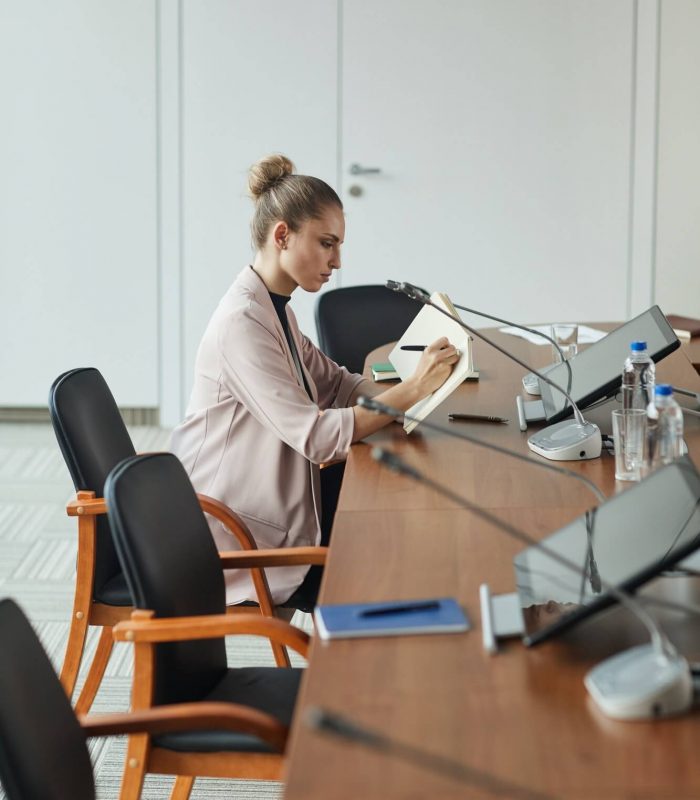 businesswoman-writing-to-do-list