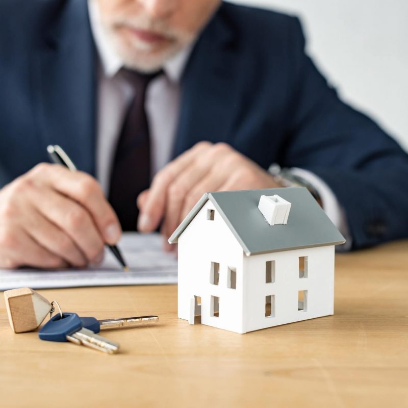 selective-focus-of-house-model-near-keys-and-house-dealer