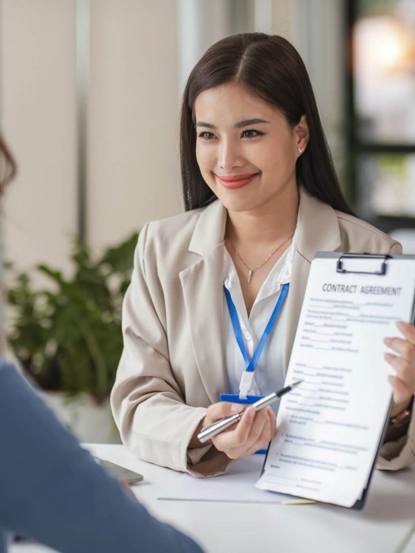 Insurance dealers are making offers to customers who want to buy insurance.