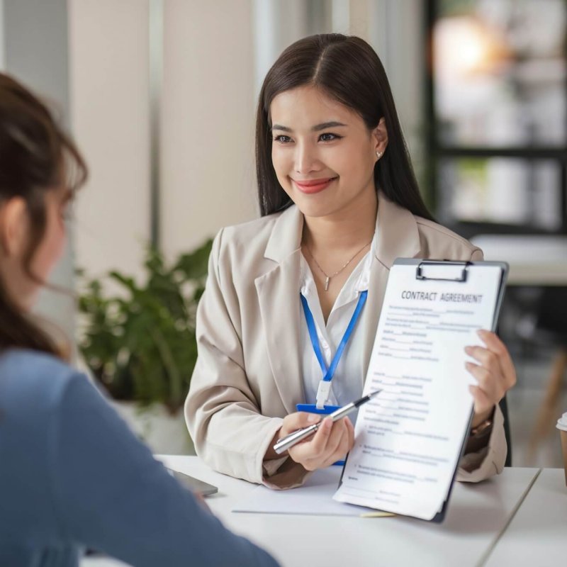 Insurance dealers are making offers to customers who want to buy insurance.